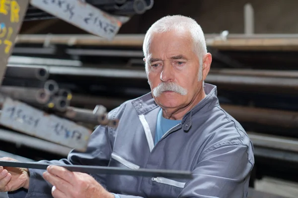 Senioe Technicus Slijpen Van Staal — Stockfoto