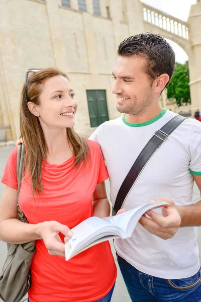 Couple Lisant Guide Touristique — Photo