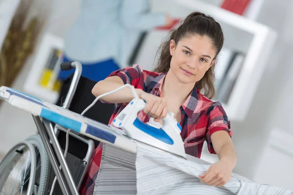 Behinderte Frau Beim Bügeln Hause — Stockfoto