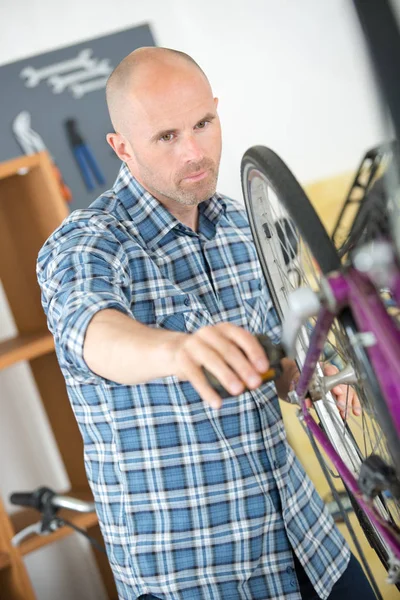 Młody Człowiek Naprawia Rower — Zdjęcie stockowe