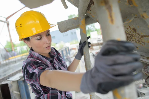 Vrouw Met Metalen Profiel Hand — Stockfoto