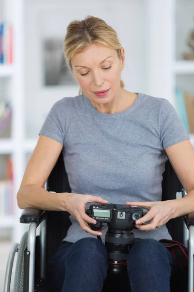 Trabalhador Escritório Feminino Feliz Cadeira Rodas Segurando Uma Câmera — Fotografia de Stock