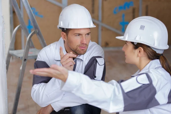 Construtores Ter Uma Conversa — Fotografia de Stock