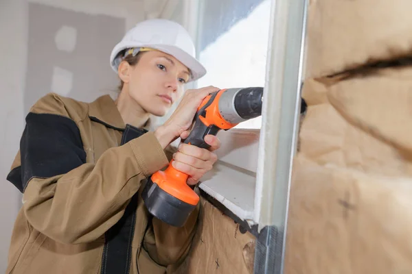 Jonge Vrouw Met Een Boor — Stockfoto