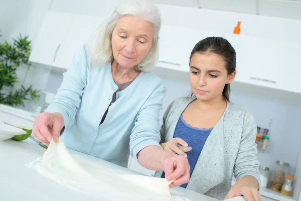 Бабушка Учит Ребенка Печь Тесто — стоковое фото