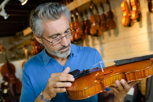 Homem Segurando Violino Homem — Fotografia de Stock