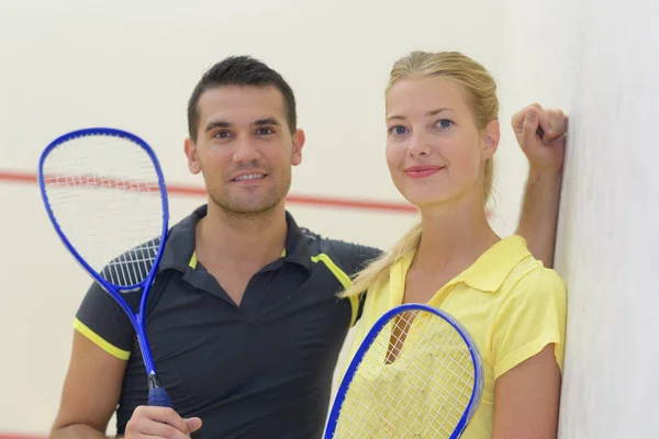 Giovane Coppia Allegra Dopo Aver Giocato Badminton — Foto Stock