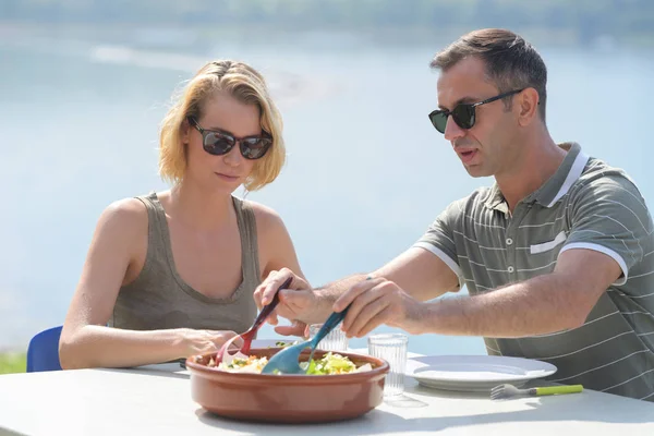 Couple Sitting Picnic Table Eating Lunch — Stock Photo, Image