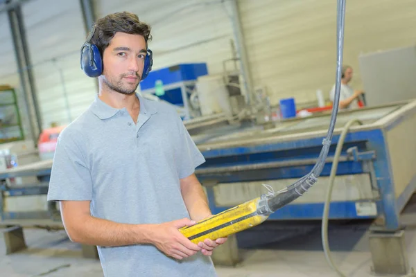 Homme Utilisant Tampon Contrôle Suspendu — Photo