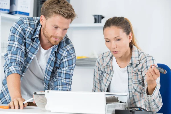 Paar Fixing Computer Samen — Stockfoto