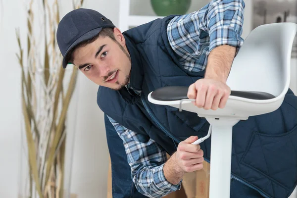 Handwerker Ändert Höhe Des Verstellbaren Stuhls — Stockfoto