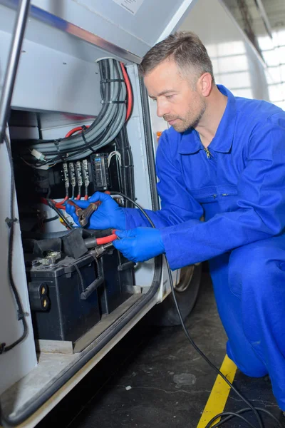 Mechaniker Befestigt Starthilfekabel Batterie Des Busses — Stockfoto