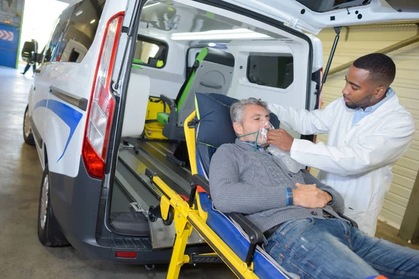 Oksijen Maskesi Erkek Hastanın Ambulans Sedye Acil Işınlama Hastanesi — Stok fotoğraf