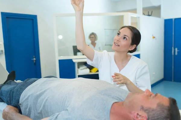 Selbstbewusster Radiologe Bereitet Patient Auf Röntgen Vor — Stockfoto