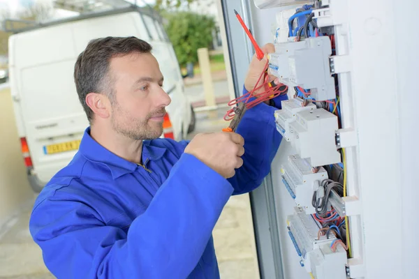 Electrician Measuring Voltage Fuse Board — Stock Photo, Image