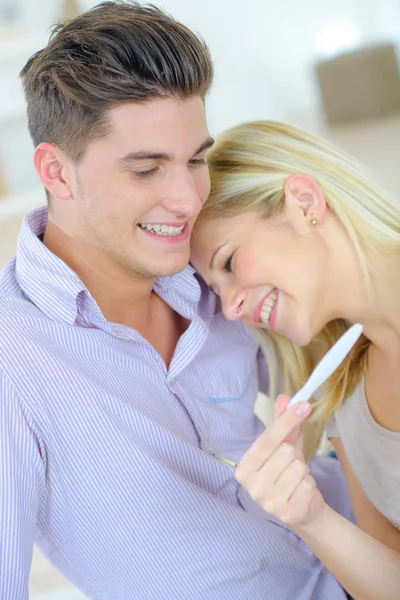 Young Woman Embracing Man Positive Pregnancy Test — Stock Photo, Image