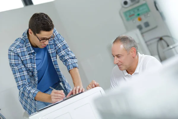 Mann Schreibt Etwas Und Schreibt — Stockfoto