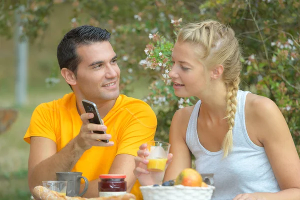 Uomo Mostrando Fidanzata Suo Telefono Tavola Colazione — Foto Stock