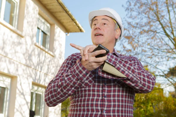 Bauarbeiter Handy Gibt Anweisungen — Stockfoto