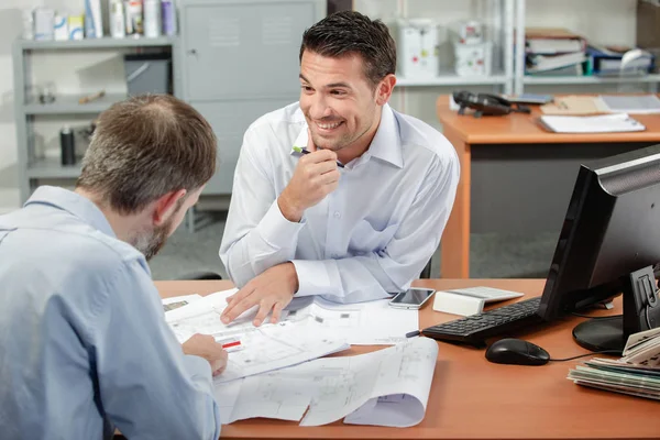 Arquitecto Sentó Con Colega — Foto de Stock