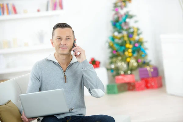 Man Using Laptop Phone Christmas — Stock Photo, Image