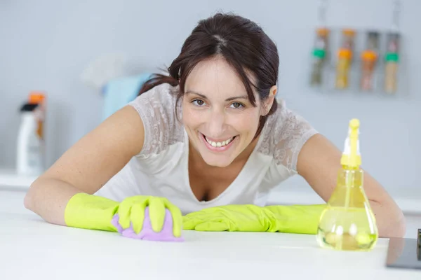 妇女擦洗工作表面 — 图库照片