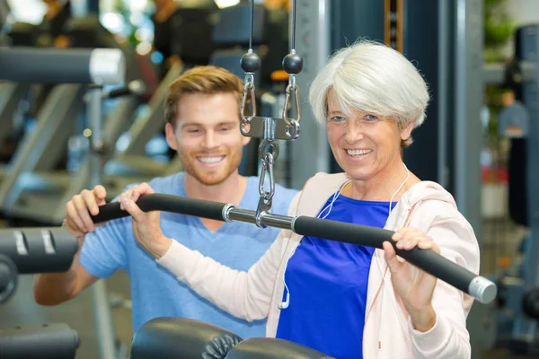 Mujer Mayor Haciendo Ejercicio Con Entrenador Personal — Foto de Stock