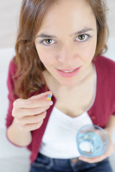 Mujer Joven Sosteniendo Vaso Agua Una Pastilla — Foto de Stock