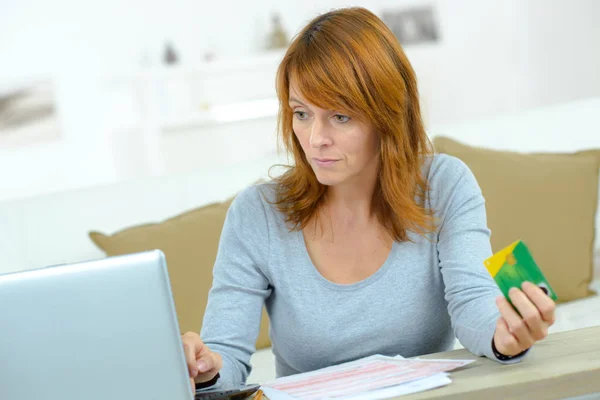 Donna Che Ispeziona Suo Conto Medico — Foto Stock