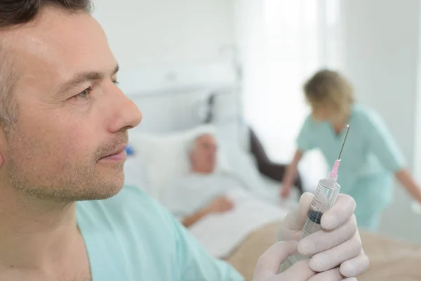 Doctor Haciendo Hombre Lesionado Tétanos Toxoide Inyección —  Fotos de Stock