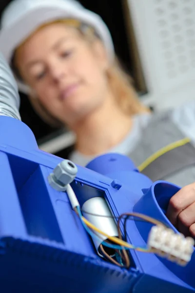 Frau Arbeitet Einer Elektrischen Maschine — Stockfoto