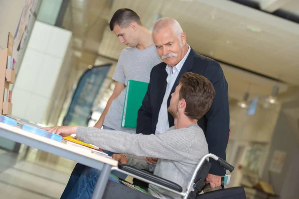 Student Rolstoel Praten Met Klasgenoot Bibliotheek — Stockfoto