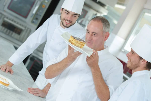 Glücklicher Koch Der Nach Oben Schaut — Stockfoto