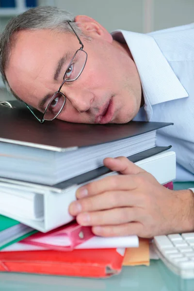 Uomo Stanco Con Pila Libri — Foto Stock