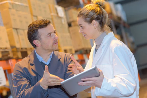 Lavoratori Che Utilizzano Tablet Digitale Magazzino — Foto Stock