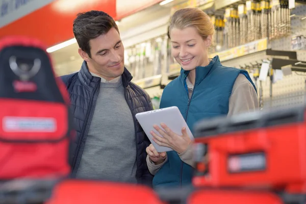 Hårdare Butiksarbetare Med Hantverkare Köpare — Stockfoto