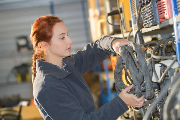 Frau Arbeitet Einem Lager — Stockfoto