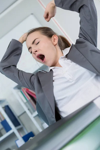 Señora Escritorio Bostezando Estirando —  Fotos de Stock