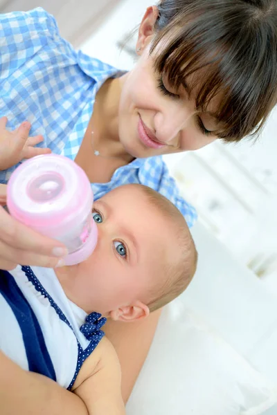 Bröst Mjölkflaska Och Baby — Stockfoto