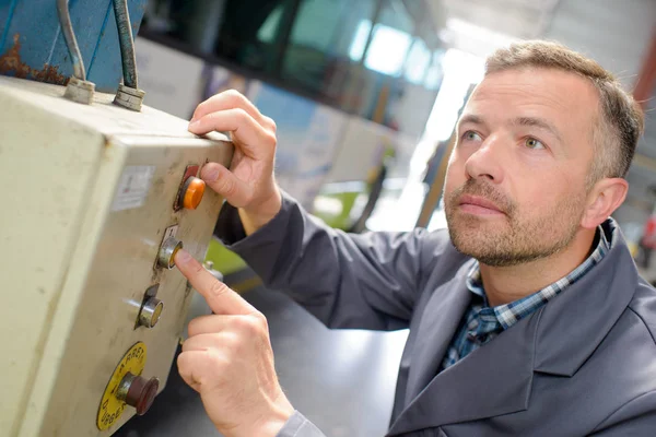 Att Trycka Den Knappen Och Mannen — Stockfoto