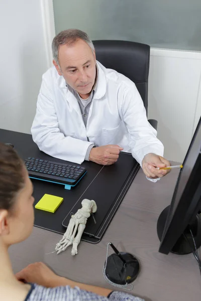 Médico Con Paciente Femenino Apuntando Computadora —  Fotos de Stock