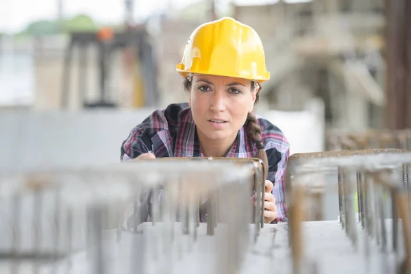 屋外の女性建設労働者 — ストック写真