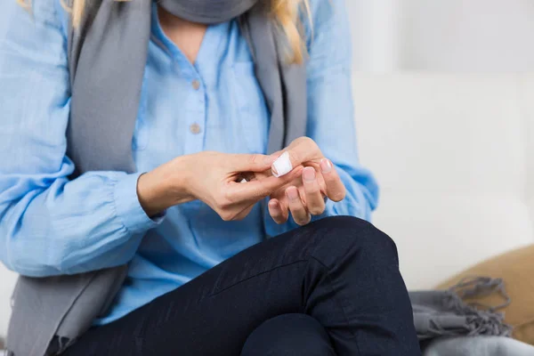 Mujer Madura Poner Vendaje Yeso Corte Del Dedo — Foto de Stock