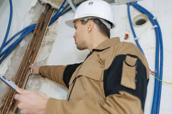 Schöner Ingenieur Der Auf Der Baustelle Arbeitet — Stockfoto