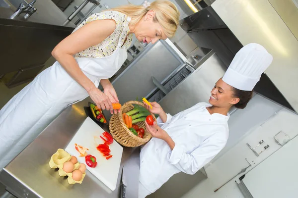 Simpáticos Chefs Femeninos Sonrientes Preparando Comida Cocina Del Restaurante — Foto de Stock