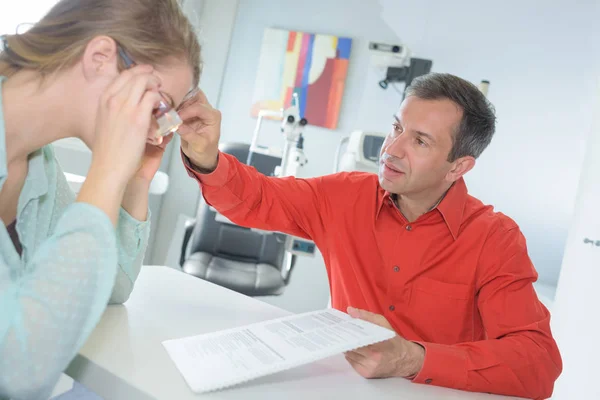 Jonge Vrouw Probeert Bril Naar Opticien — Stockfoto