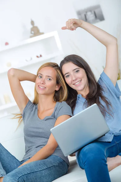 Lächelnde Frauen Auf Der Suche Nach Finanzdokumenten Mit Laptop Hause — Stockfoto