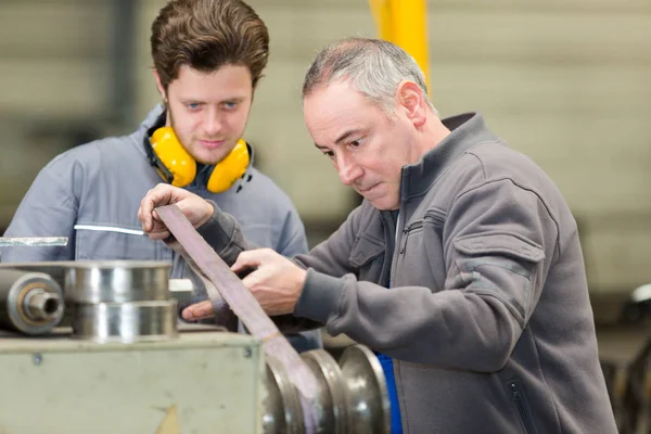 Aprendizes Treinamento Engenheiro Máquina Cnc — Fotografia de Stock