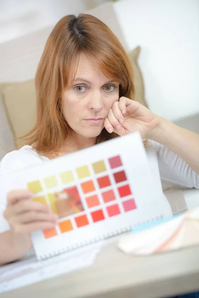 Frau Fällt Schwer Die Richtigen Farben Auszuwählen — Stockfoto