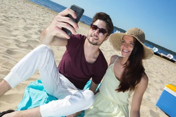 Lindo Jovem Casal Sentado Praia Fazendo Selfie — Fotografia de Stock